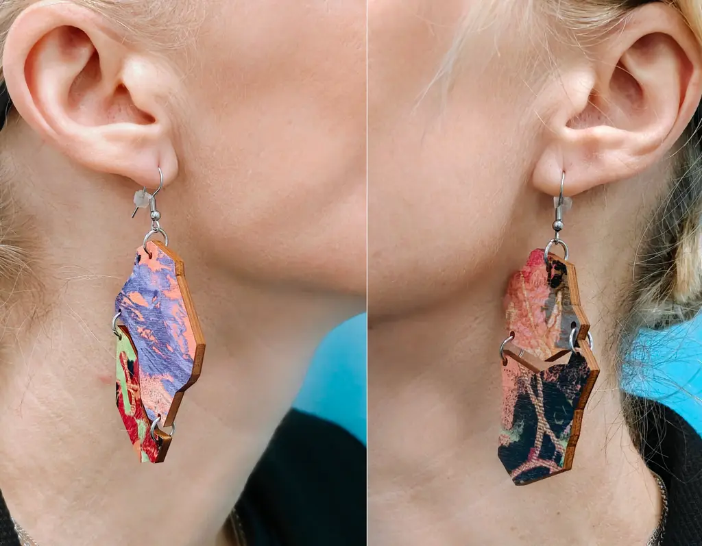 Lähikuva korvakoruista henkilön korvissa