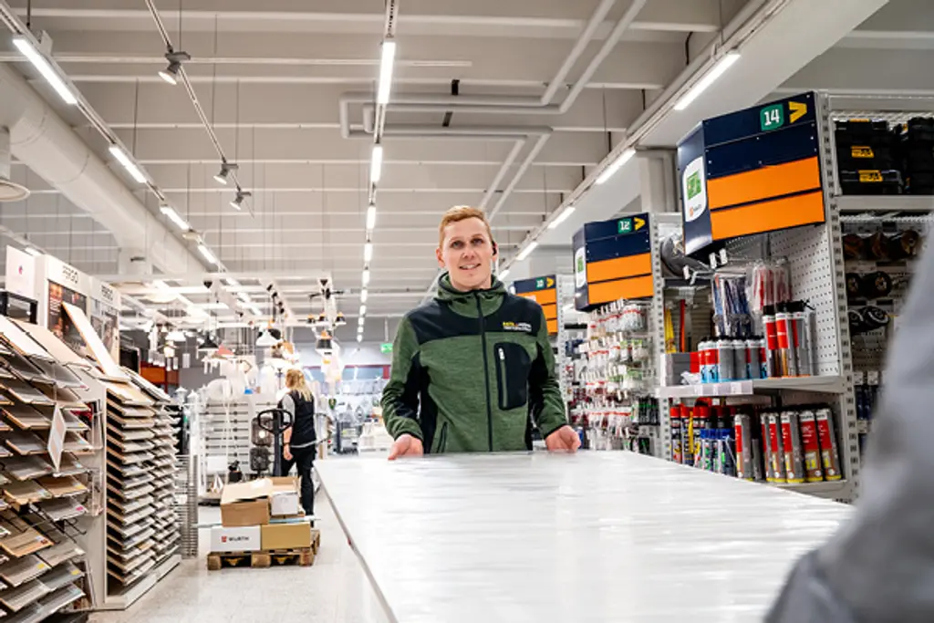 S-Raudan myyjä kantamassa ovea