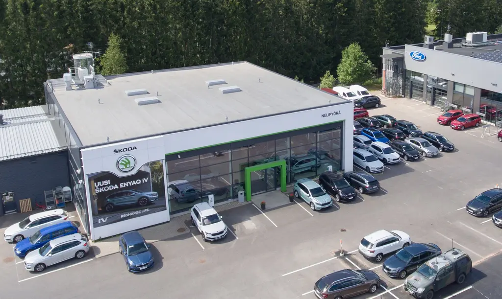 Autoliike ja sen pysäköintialue ilmasta kuvattuna.