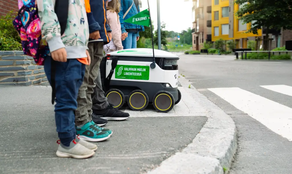 Robotit lasten jalkojen kanssa liikennevaloissa