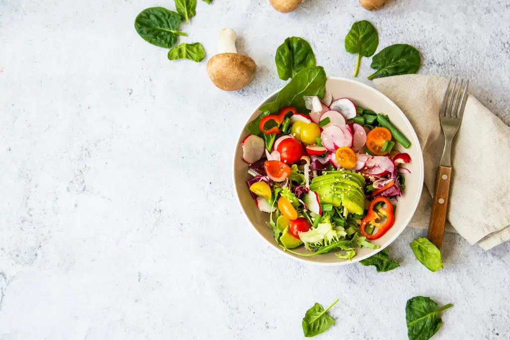 Herkullinen salaattiateria valkoisella marmoripöydällä