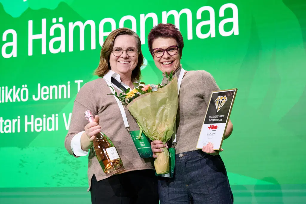 Ravintolapäällikkö ja keittiömestari vastaanottamassa palkintoa gaalassa.