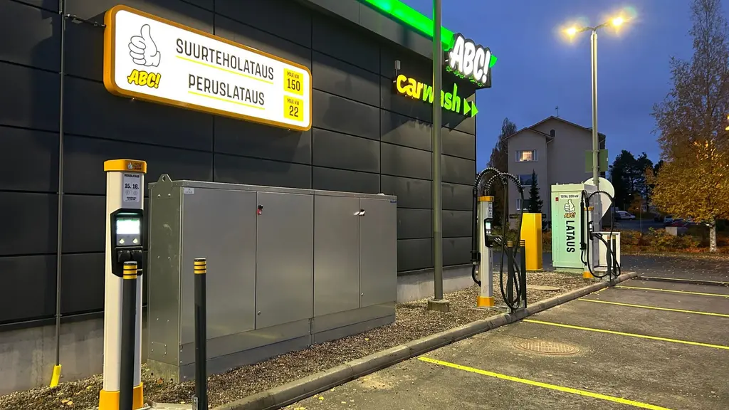 ABC-latausasema sijaitsee S-market Äänekosken yhteydessä.