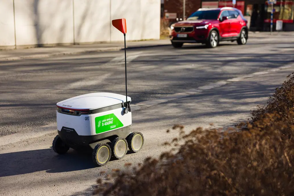 Pirkanmaan Osuuskaupan robo kulkee tiellä.