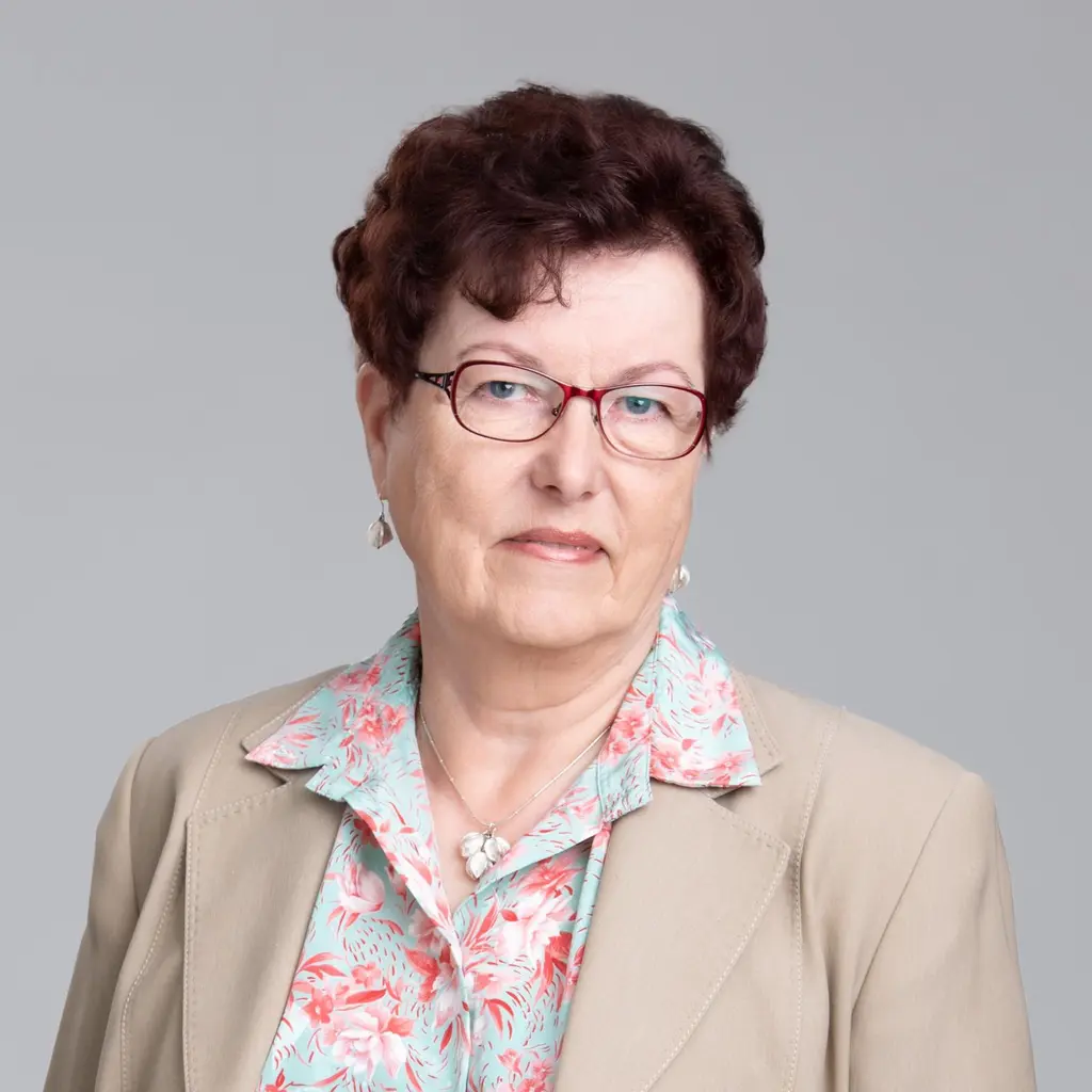 Nainen katsoo kameraan