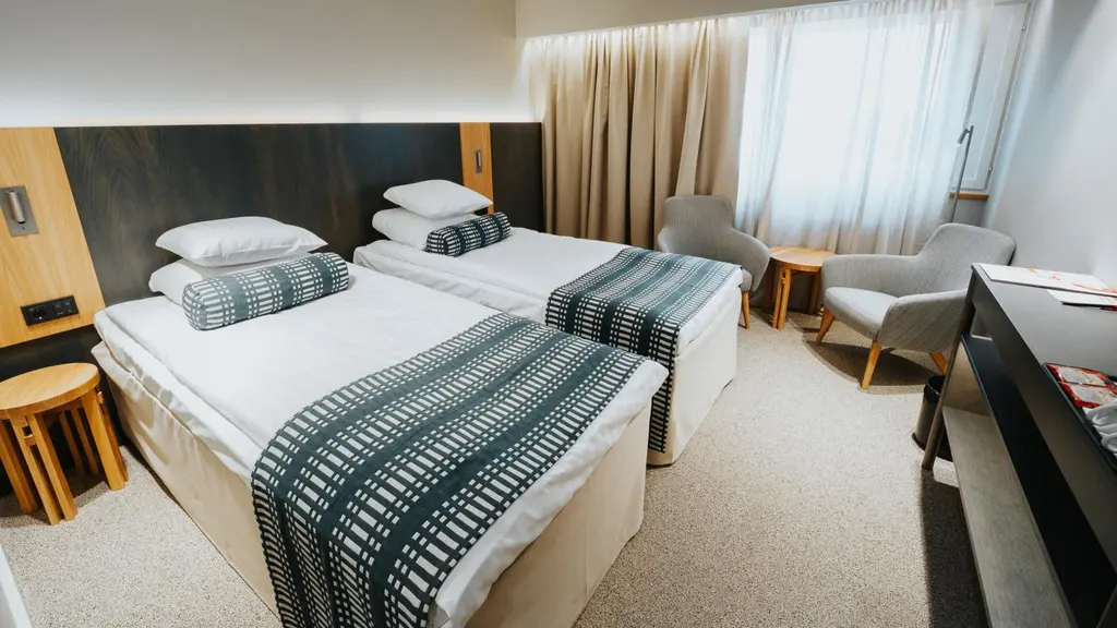 Uudistetun Sokos Hotel Alexandran mallihuoneen kuvia.