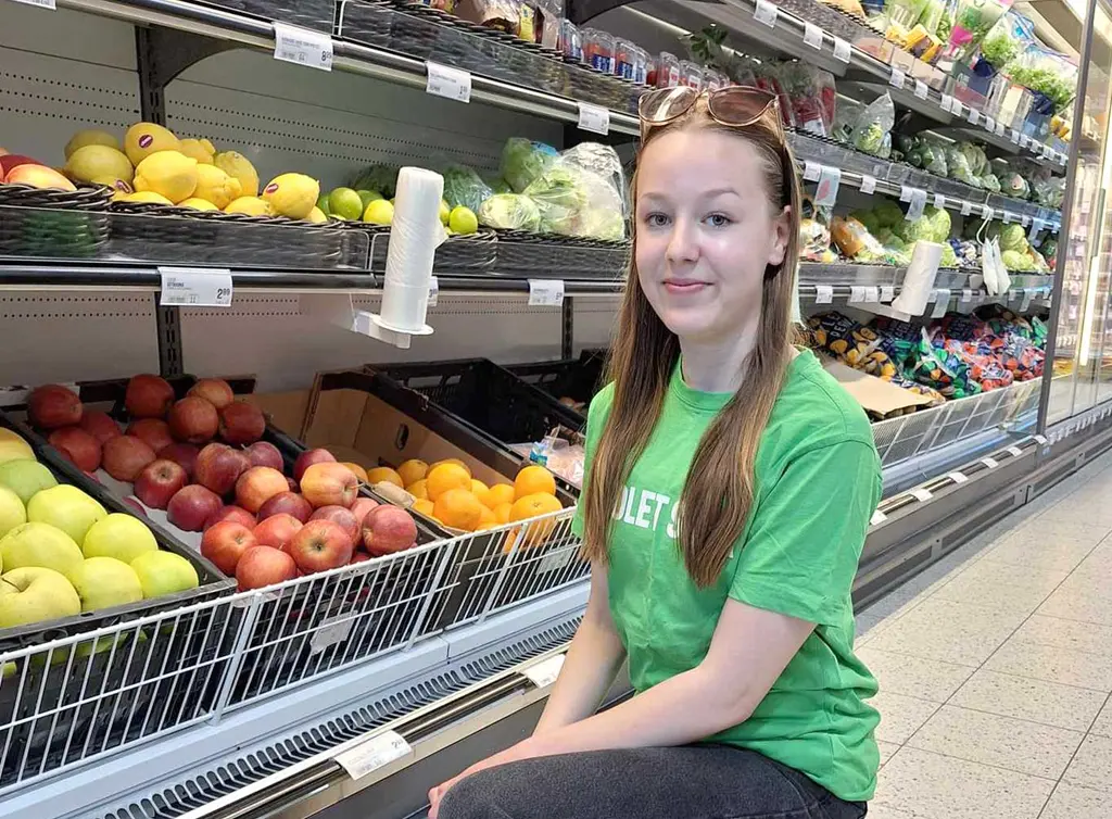 Nuori kesätyöntekijä työskentelee Eekoon marketissa