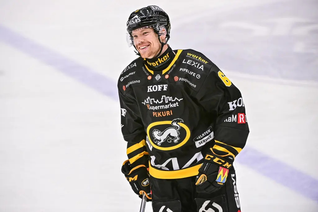 Jääkiekkopelaaja Tuomas Salmela