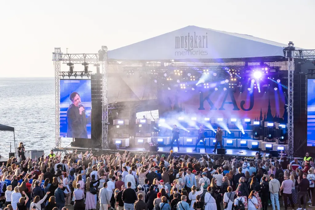 KAJ esiintymässä Mustakari Memories -tapahtuman lavalla meren rannassa Kokkolassa.