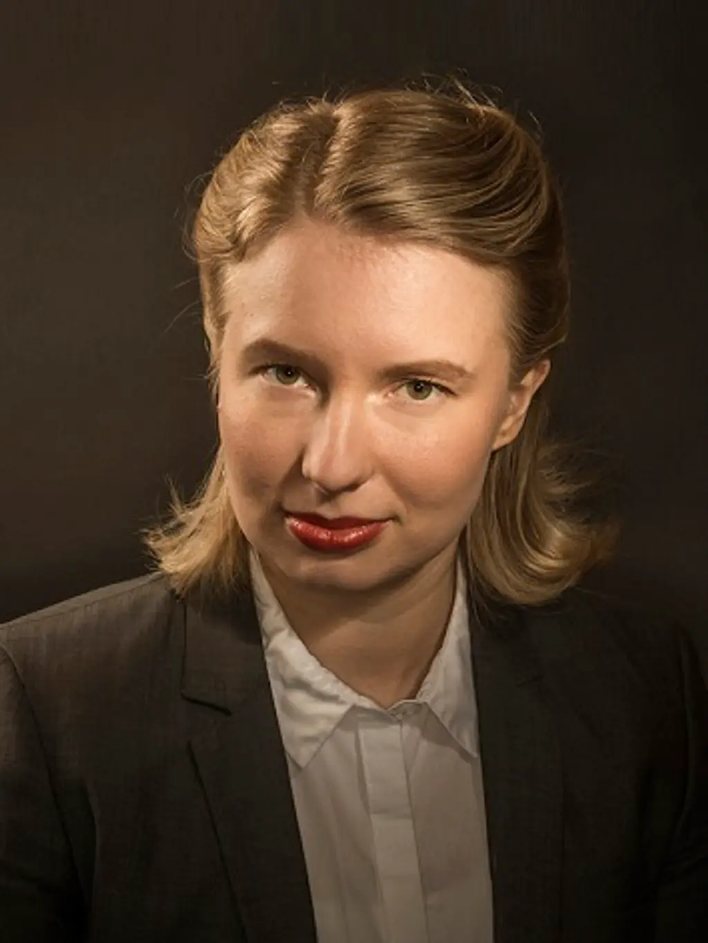 Nainen katsoo kameraan