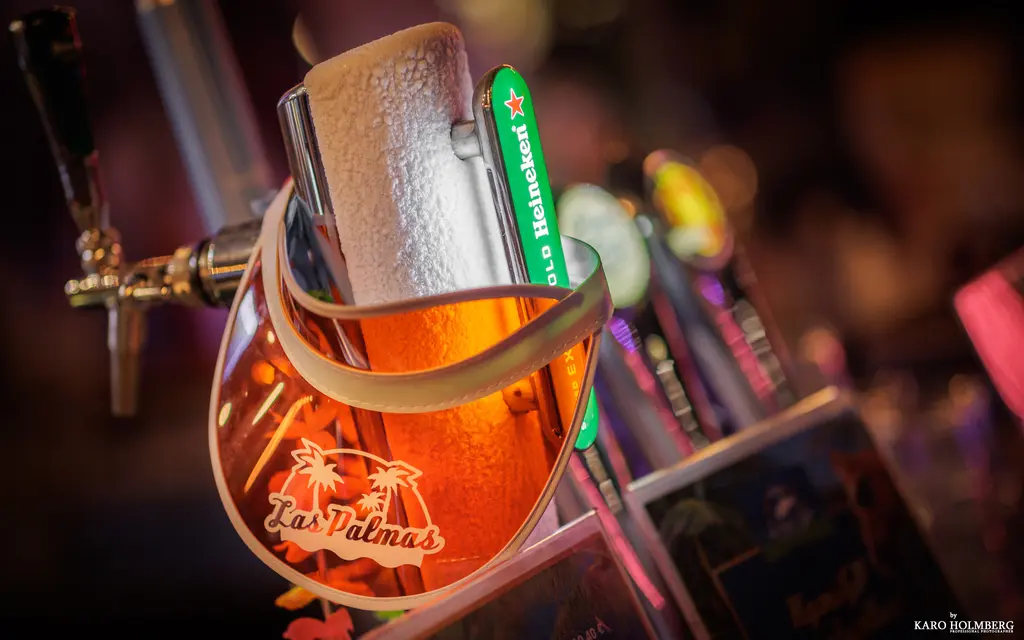 Las Palmasin aurinkolippa roikkuu oluthanassa.