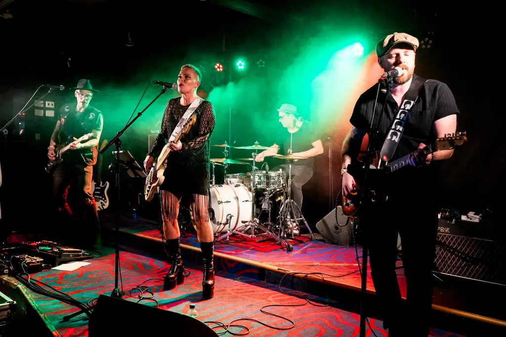 Hell on Heels -bändin kuva keikalta.