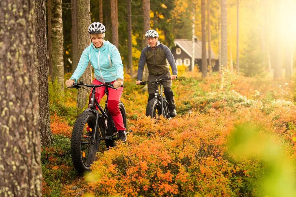 Sähkö-fatbike pyörällä pääsee kätevästi upeiden maisemien äärelle.