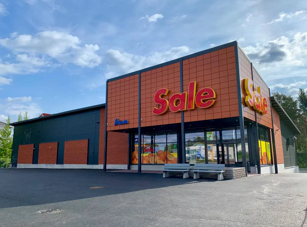 Sale Monnankatu kuvattuna ulkoapäin pihalta