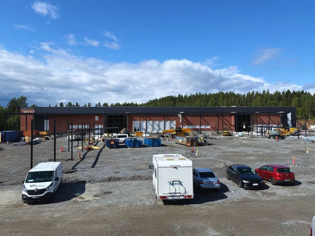 Prisma Heinolan rakennustyömaa heinäkuussa 2026, Prisman julkisivu.