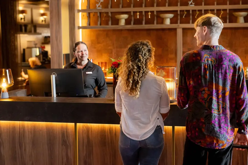 Asiakaspalvelutilanne Vaakunan vastaanotossa.