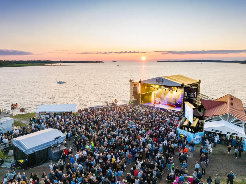 Ilmakuva Mustakari Memories -festareiden alueesta auringon laskussa.