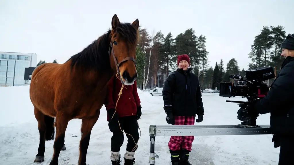 Suomenhevonen ja hevosen kouluttaja, Kalevala: Kullervon tarina -elokuvan paikallinen avustaja Virva Hakala