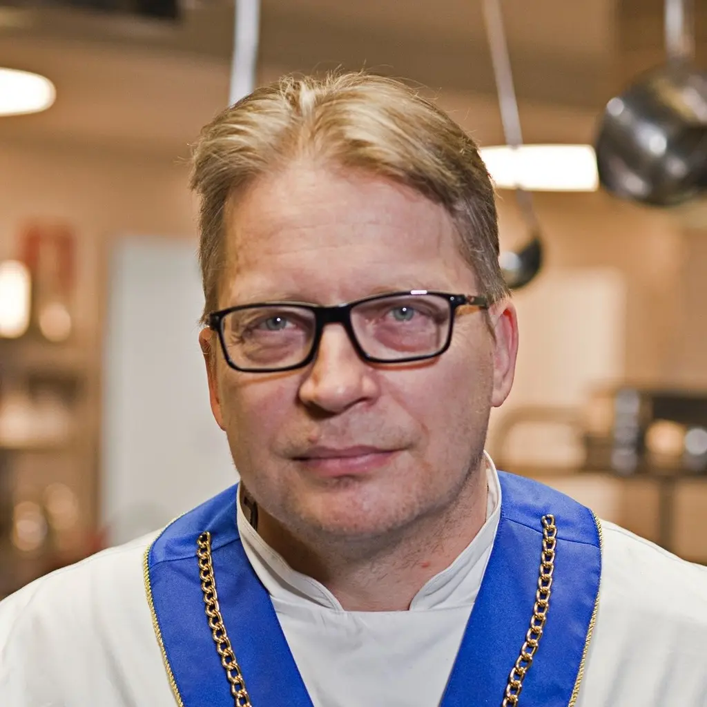 Mies katsoo kameraan 