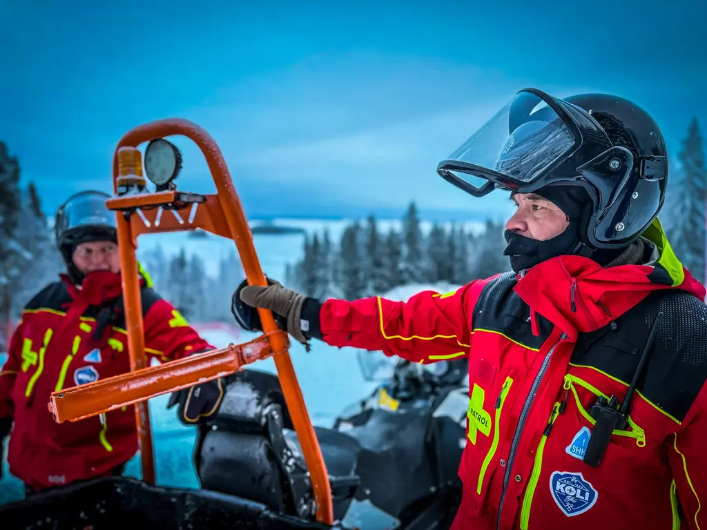 Ensihoidon kenttäjohtaja Jyrki Jaaranen ja vanhempi pelastaja Harri Ivanoff