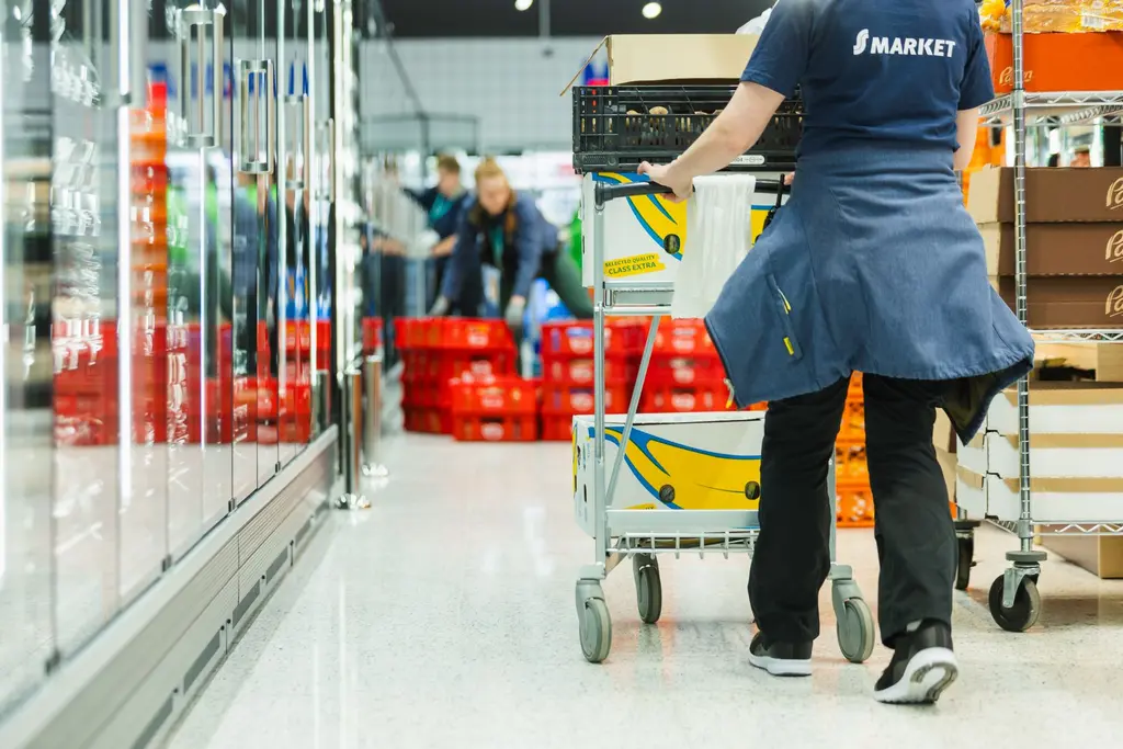 Keskimaan henkilöstölle ylimääräinen tulospalkkio: kuva S-marketista, jossa työntekijät purkavat tavarakuormia