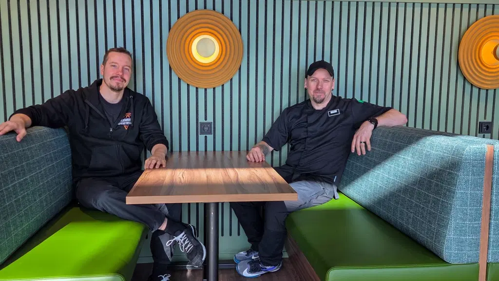 Pizza & Buffan miljöö on uudistunut kokonaisvaltaisesti. Kuvassa keittiömestari Juho ja ravintolapäällikkö Tomi. 