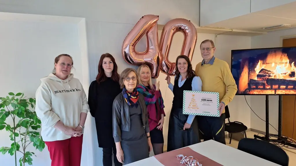 Joululahjoituksen vastaanottaminen: ryhmäkuva.