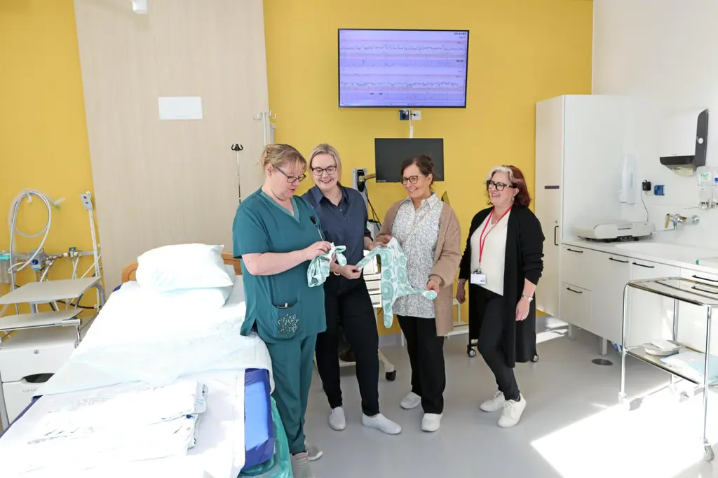 Tanja Puranen-Altamirano, Noora Luoma, Suvi Elonheimo-Tikkanen ja Mari Tastula ihastelevat potkupukuja.