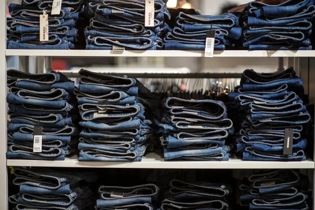 Farkkupinoja kaupan hyllyllä.