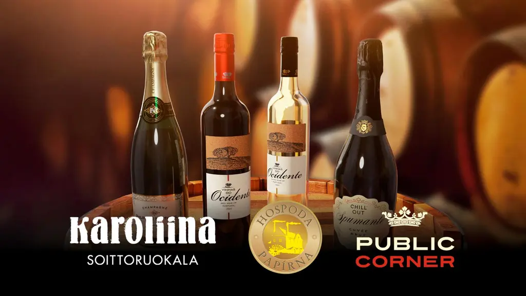 Viinipulloja rivissä tynnyrin päällä.