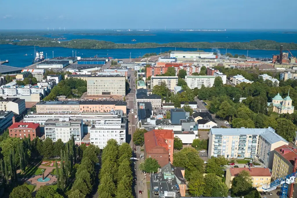 Näkymä kirkkaalla säällä Kotkasaaren yltä merelle. Ilmakuvassa näkyy puistoalueita ja rakennuksia mm. Kotkan tori.