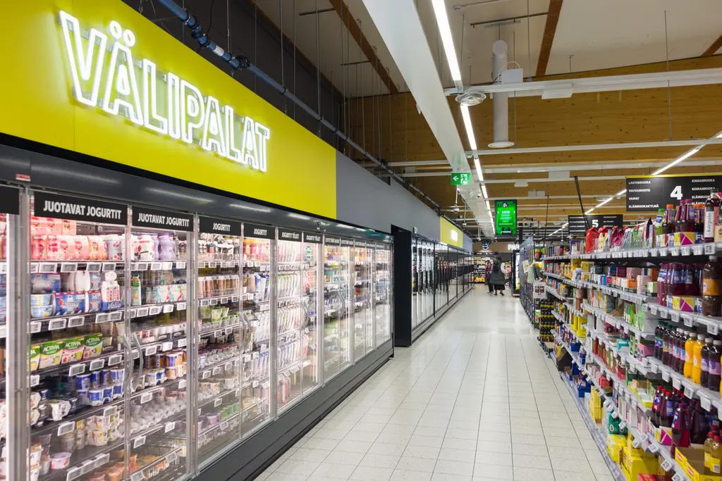 Uuden S-market Leinolan tilava käytävä. Kuvassa välipalavalikoimaa kylmäkaapeissa.