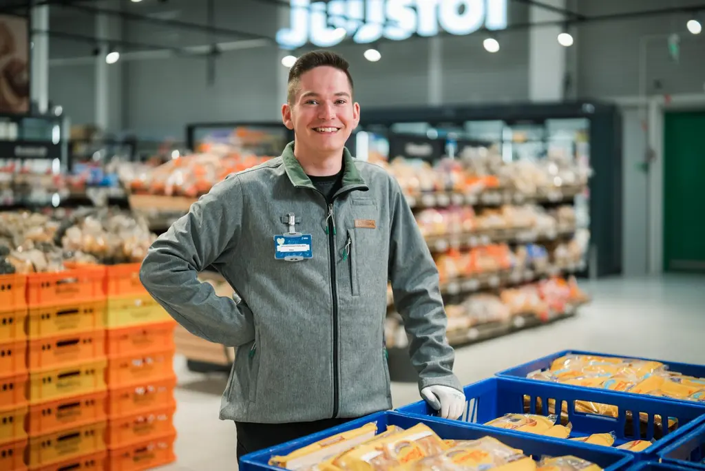 Henkilö leipäosastolla