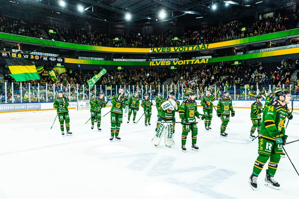 Ilveksen jääkiekkojoukkue liigassa voittaa ottelun