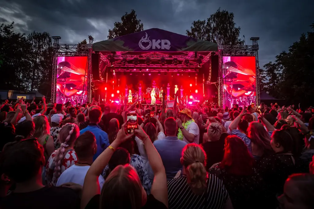 Osuuskaupparockin lava kesällä 2025. Lavalla esiintyy Robin. 