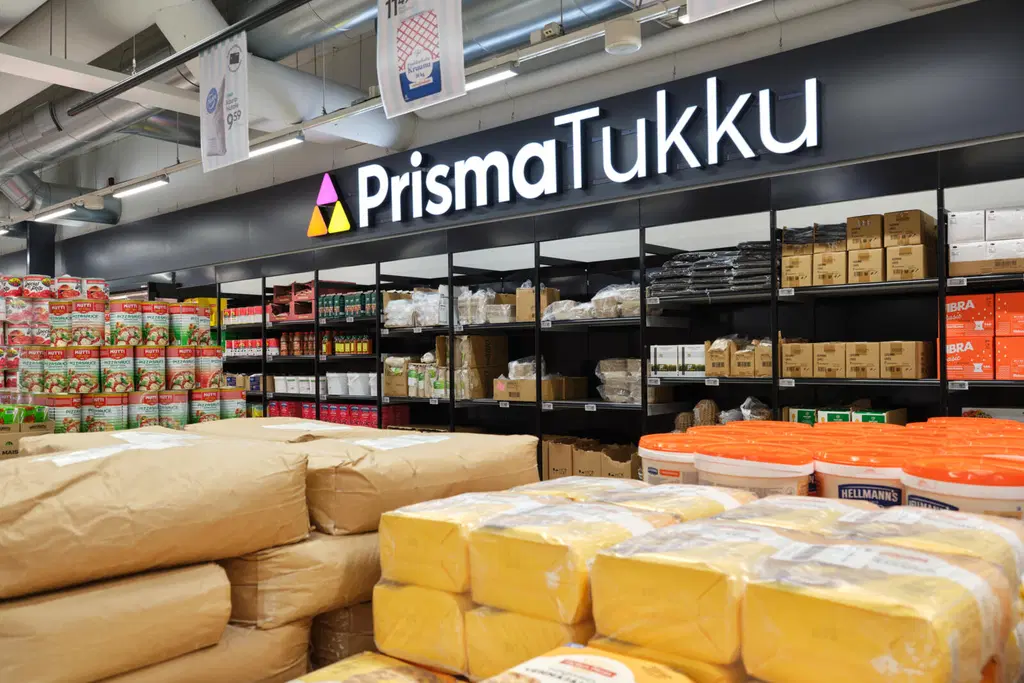 Kuva Prisma Tukusta, jossa näkyy hyllyjä täynnä erilaisia tuotteita.