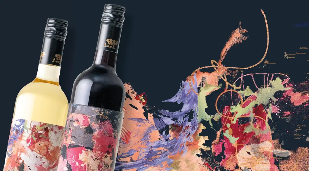 Kaksi viinipulloa ja taustalla Mielestäni_kuosi