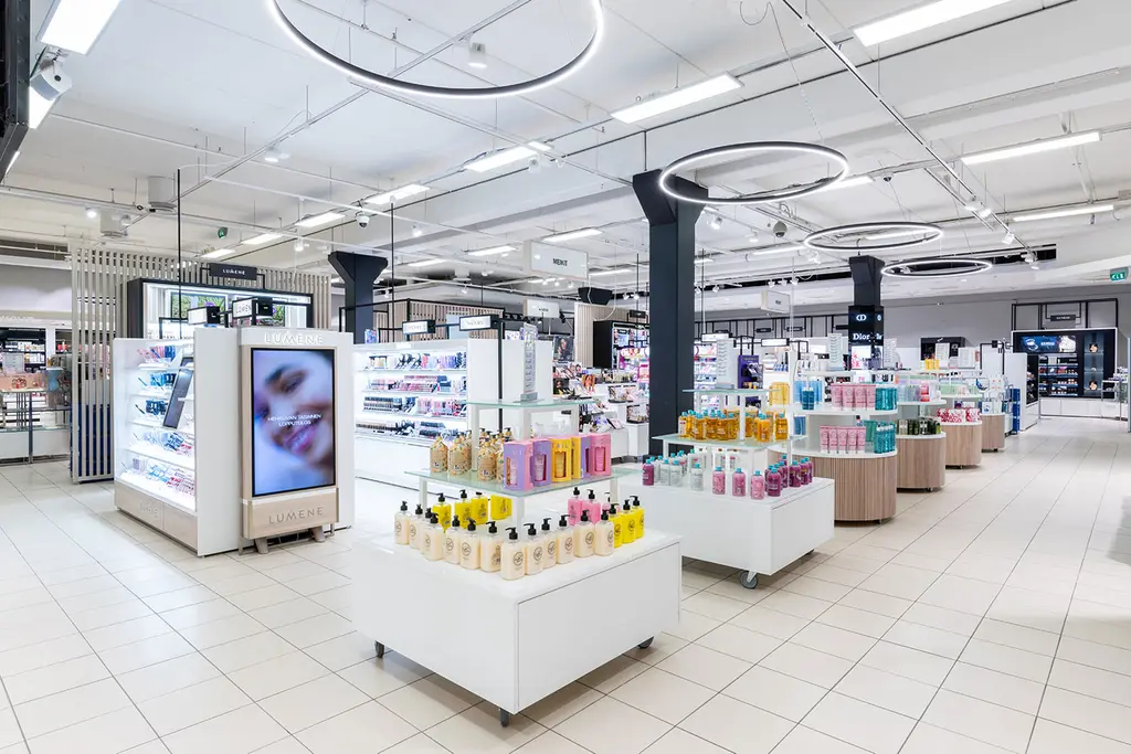 Sokos Lahden uudistettu kosmetiikkaosasto, matalat kalusteet.