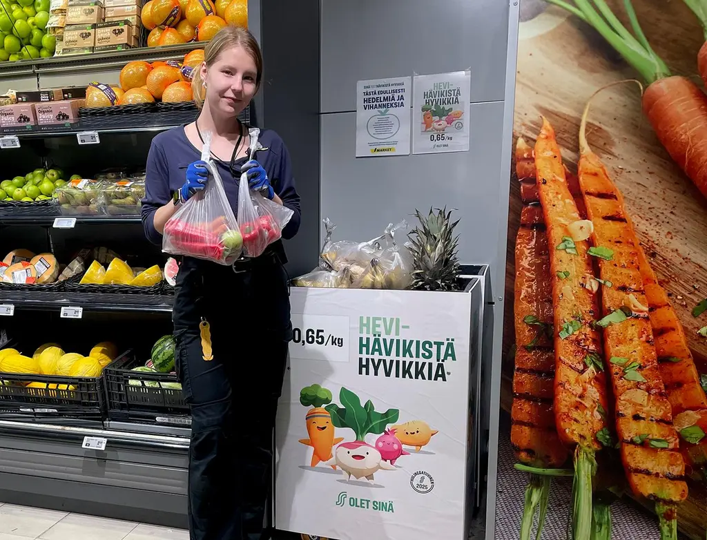 Hävikista hyvikkiä -esillepano ja myyjä S-market IsoKristiinassa