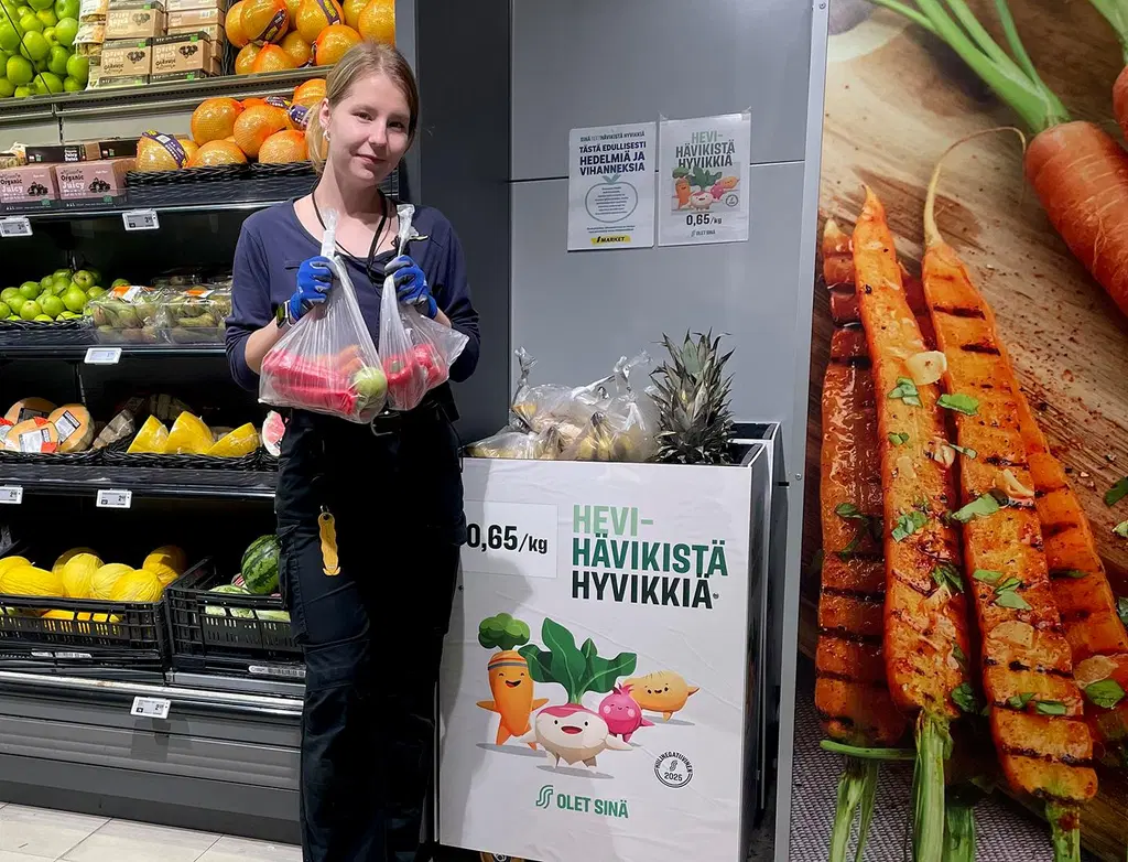 Hävikista hyvikkiä -esillepano ja myyjä S-market IsoKristiinassa