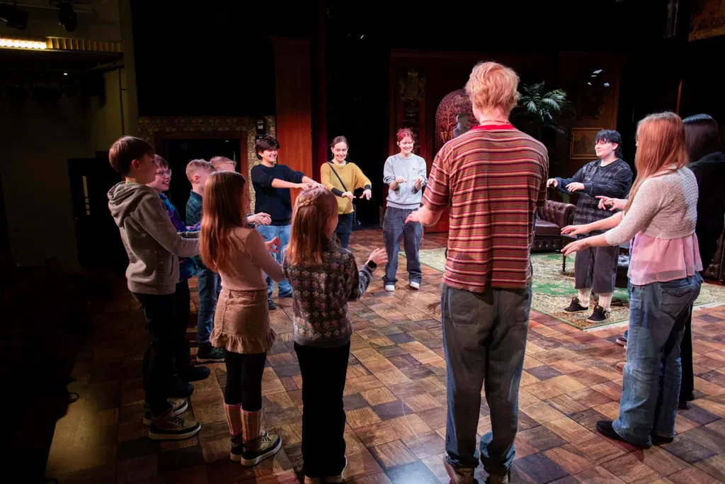 Lapsia ja nuoria tutustumassa teatteriin