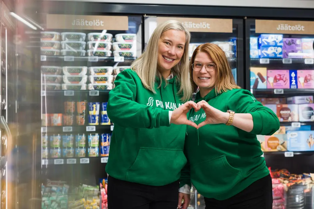 Pirkanmaan Osuuskaupan Sale-ketjujohtaja Meeri Pirinen ja Sale-ryhmäpäällikkö Heidi Keva-Niemelä uudistuneessa Sale Hakkarissa.