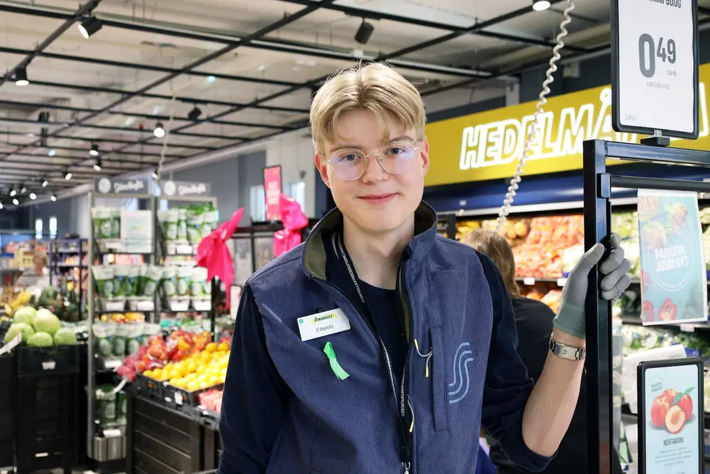 Kaupan myyjä nuori mies
