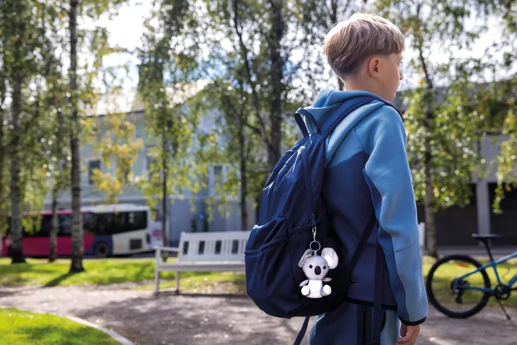 Lapsella reppu, jossa pehmoheijastin