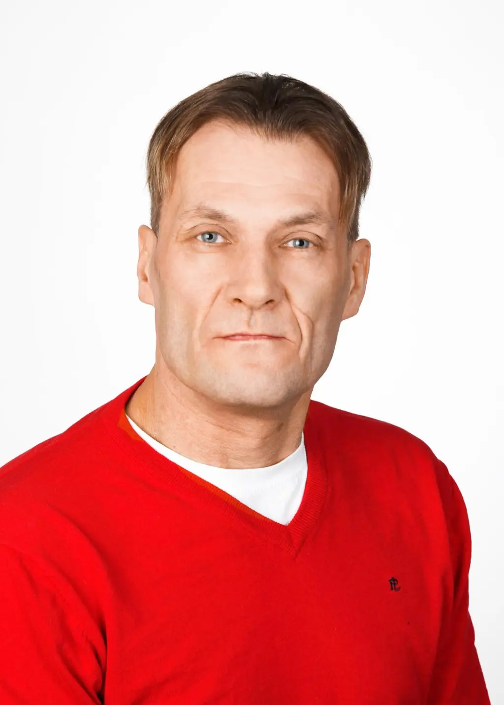 Mies katsoo kameraan