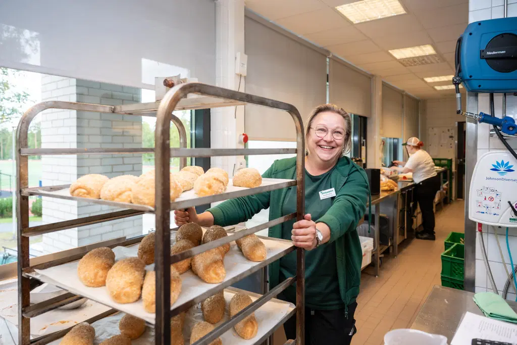 Säkylän sotilaskodin johtaja Anniina työntämässä kärryä, joka on täynnä leipää