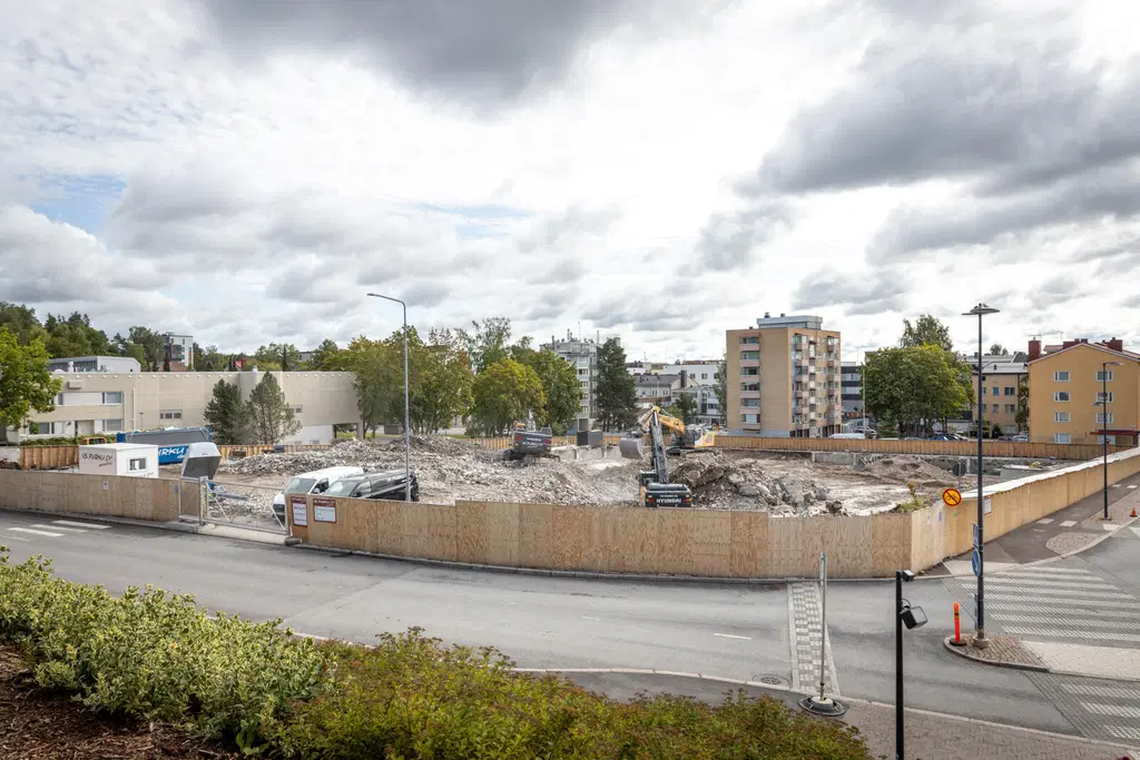 Ilmakuva S-market Riihimäki keskustan tontista. Tontilla on vielä purkutyöt käynnissä.