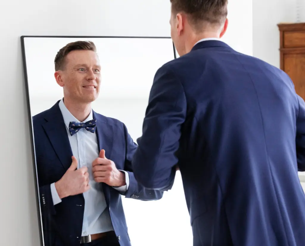 Henkilö peilin edessä