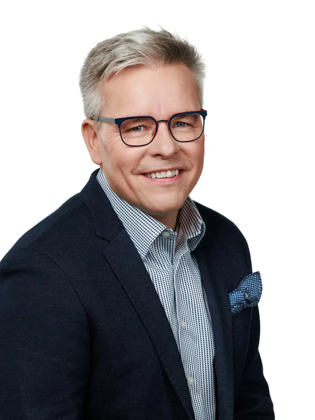Arinan toimitusjohtaja hymyilee kameraan