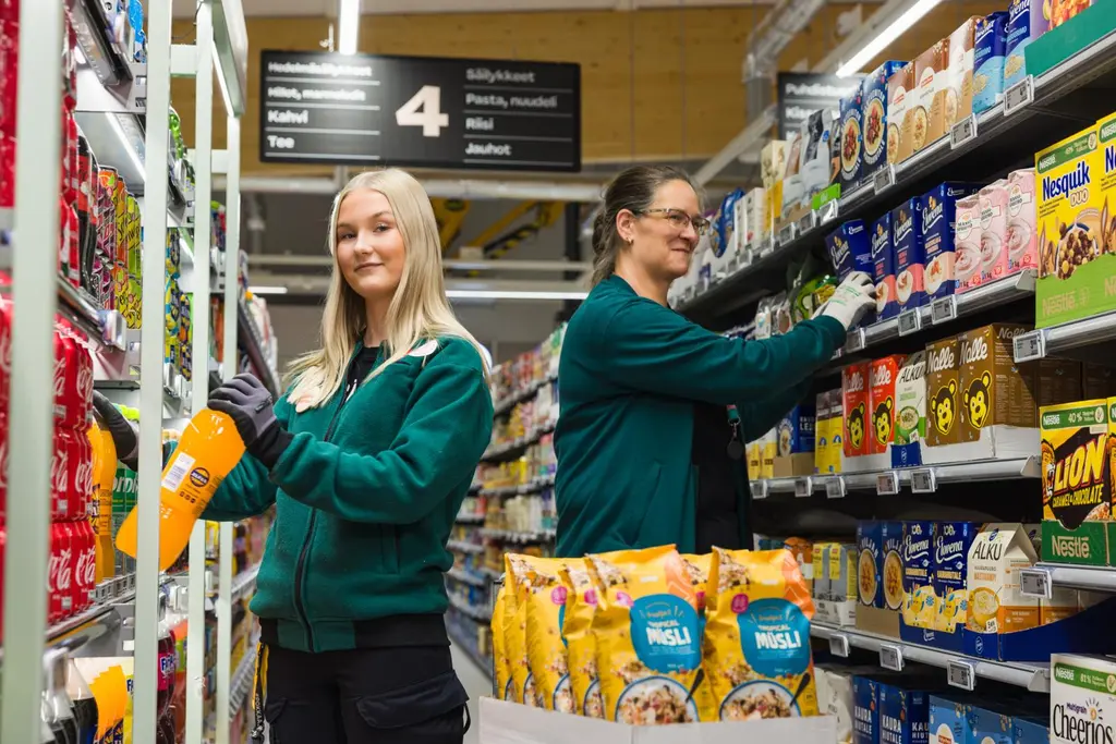 Sale Hakkarin henkilökuntaa hyllyttämässä uutta tilavaa ja toimivaa Sale Hakkaria.